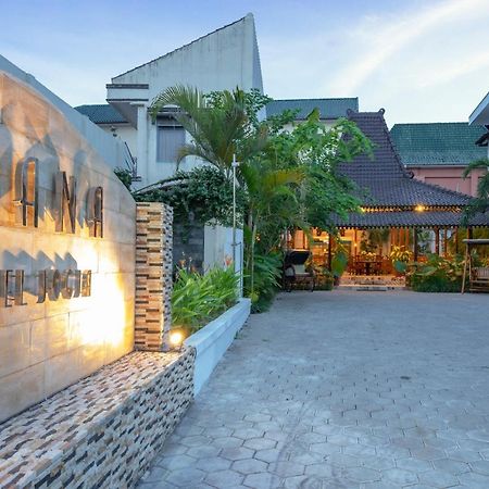 Diana Malioboro Hotel Jogja Yogyakarta Exterior foto